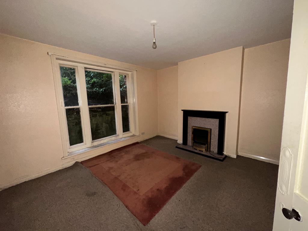 Lot: 37 - SUBSTANTIAL MIXED USE BUILDING WITH POTENTIAL - 14a Tower Road Living Room